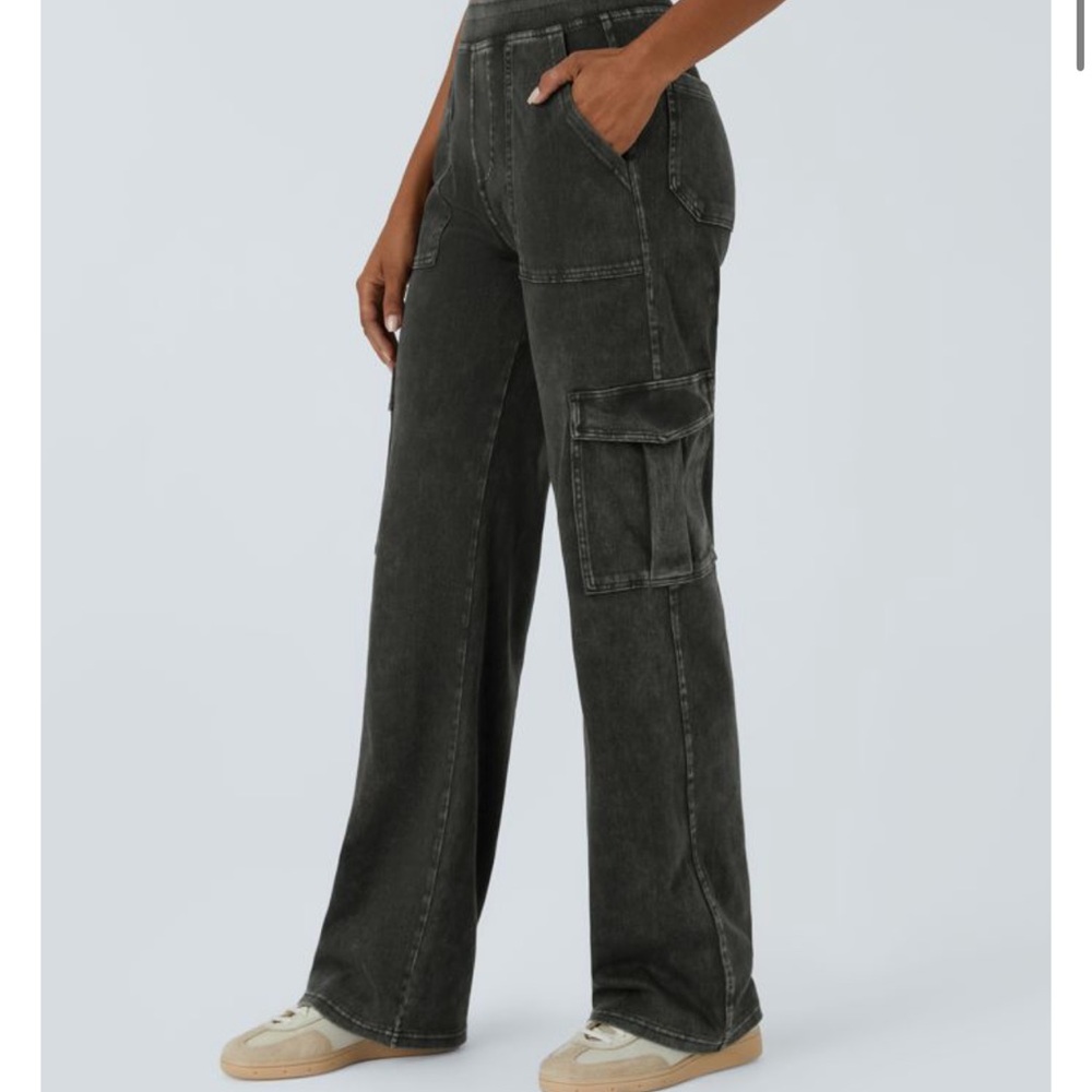 Halara Flex™ Mid Rise Pockets Straight Leg Casual Cargo Jeans. EUC! ✨